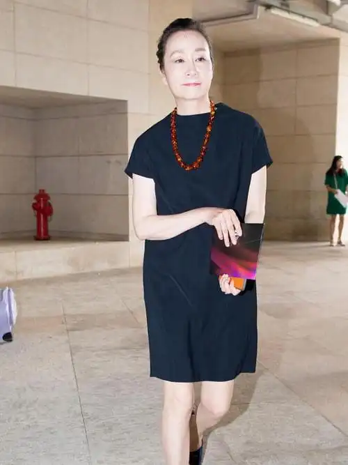 奚美娟才是奶奶辈顶流66岁状态超好穿一袭黑色连衣裙高级优雅