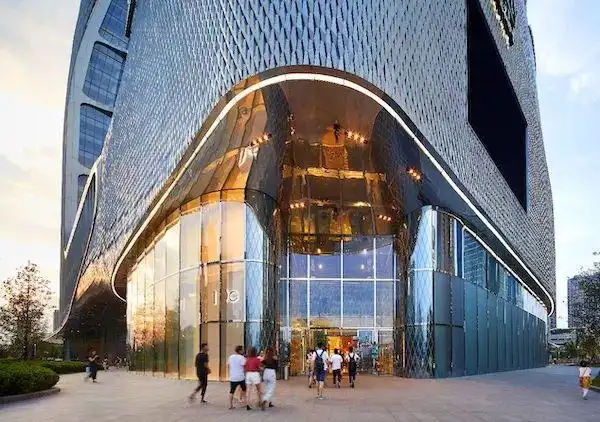 就拿杭州来福士来说,紧挨民心路和富春路的商场入口做了空阔挑高处理