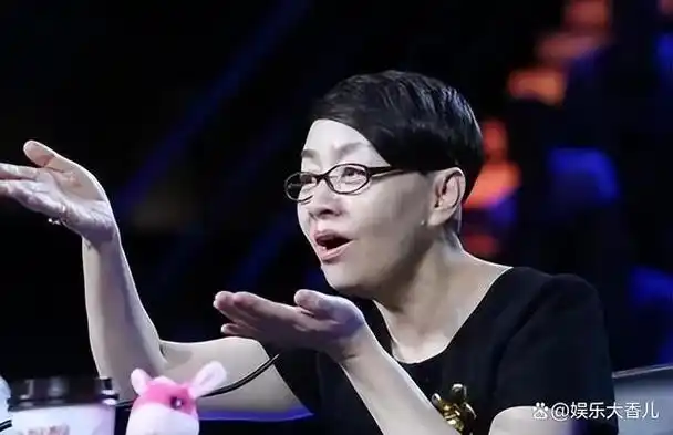 宋丹丹作为喜剧女王,经常扮演"农村妇女","搞笑老太"等角色登台表演