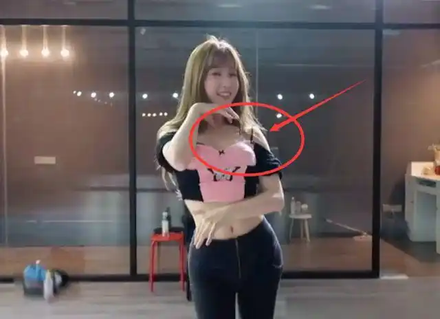 虞书欣穿小学生上衣热舞肩带忽然掉落她接下来动作让人直叫绝