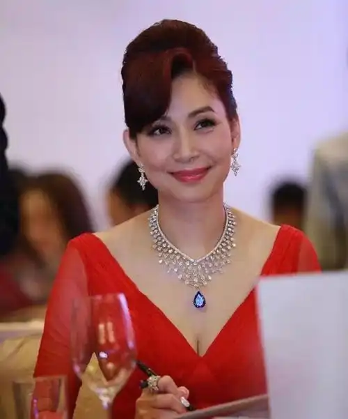 然而,53岁的邝美云依旧单身,现实生活并没有她歌声里的那么甜蜜,可情