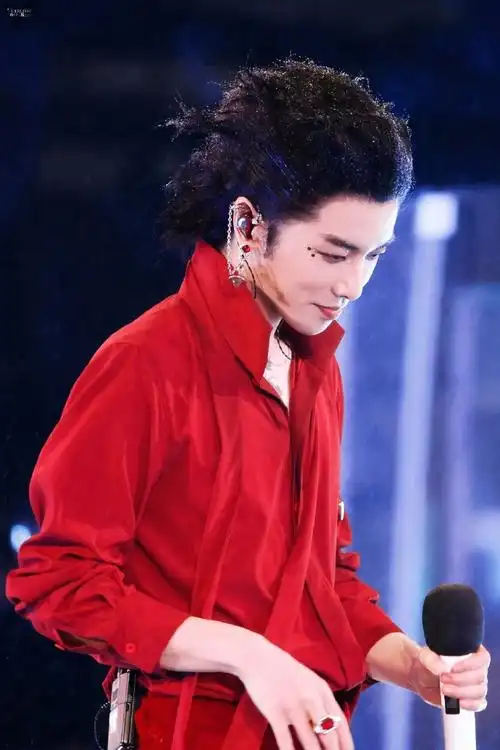 华晨宇的发际线#问就是华晨宇背头太好看了,又帅又可爱