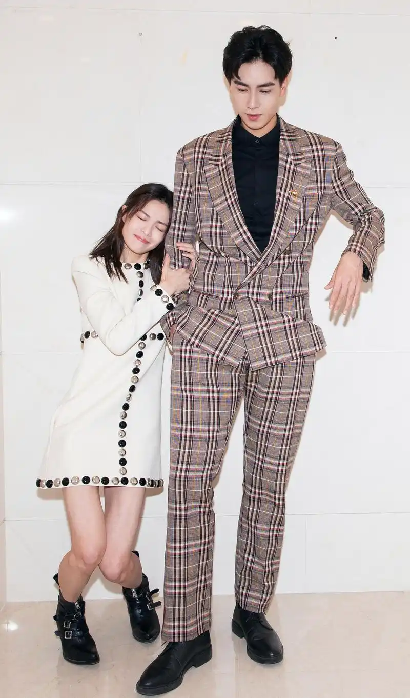 钟楚曦就那么霸气的站在那里,而胡一天则各种动作看着钟楚曦,虽然是