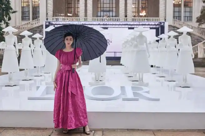 迪丽热巴玫红色公主风造型