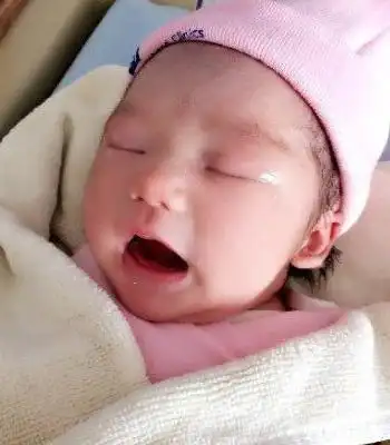 传奇成员玲花生下一女并第一时间通过微博报喜,还贴出了小宝贝的照片