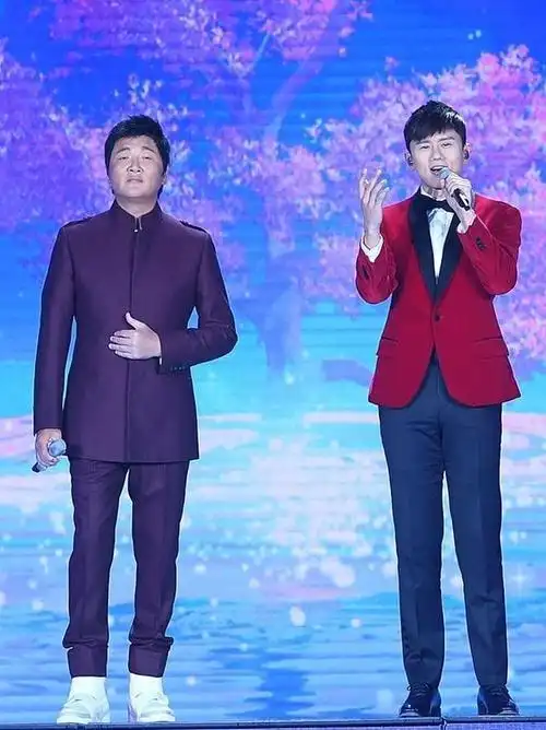 穿衣小知识:紫色西服套装优点:优雅高级,气质倍增孙楠就算是同框张杰