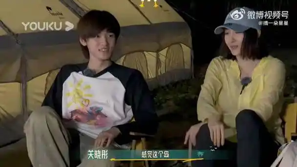 宋亚轩边打嗝边采访关晓彤