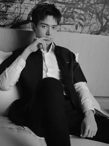 李现西装叠穿似贵公子冷峻帅气 黑白光影下演绎复古格调气质沉稳