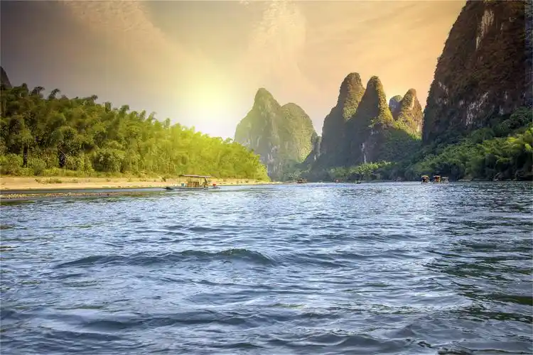 今日介绍6张山川风景图:清澈的河水,茂盛的树木,让人流连忘返