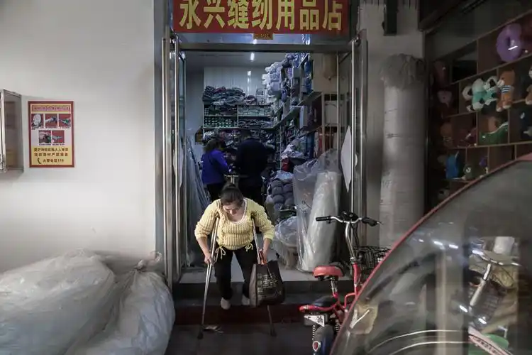 2,给顾客修补衣服时,为了配到最接近颜色的线,于萍专门到几公里以外的