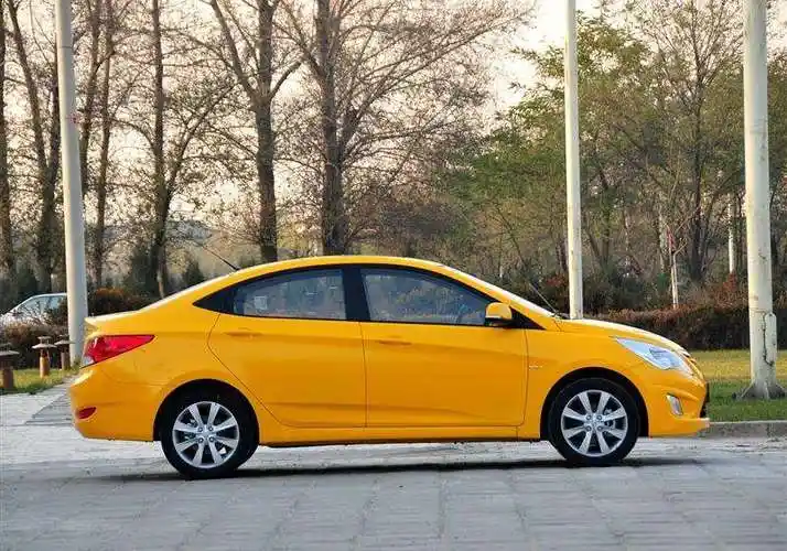 题主是否想询问"10年的老款瑞纳多少钱"267万元北京现代瑞纳是一款