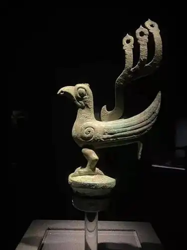 三星堆神鸟图片,很多,这只是其中之一接着,是这样一棵神树,有人说