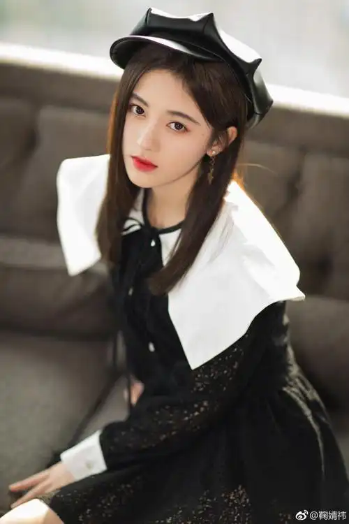 组图鞠婧祎头戴贝雷帽美目放电娇俏坐窗边露细白美腿