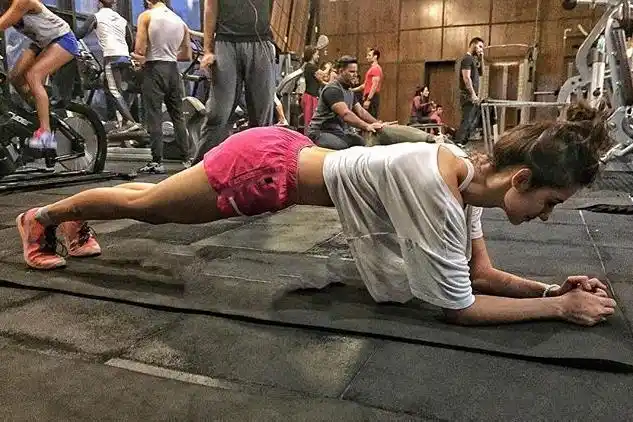 功夫瑜伽女博士酷爱健身身材性感腹肌清晰还有精湛的演技