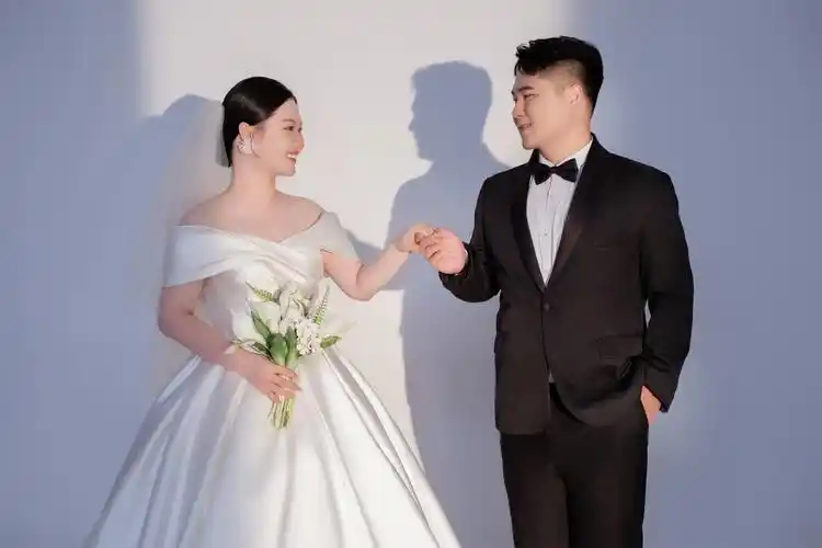 焒 既许一人偏爱,愿尽余生之慷慨7815#晒一晒我的婚纱照 # - 抖