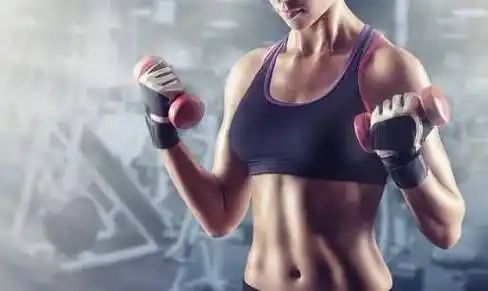 模特女性,体脂率会低一些,体脂率在15%-20%之间,他们的马甲线比较明显