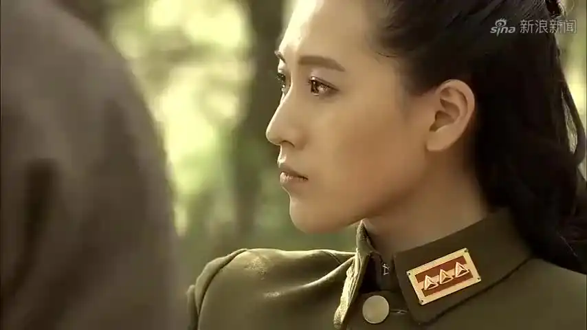 飞哥大英雄:梁飞和美女接头,磕着瓜子秀着恩爱,真是羡煞旁人