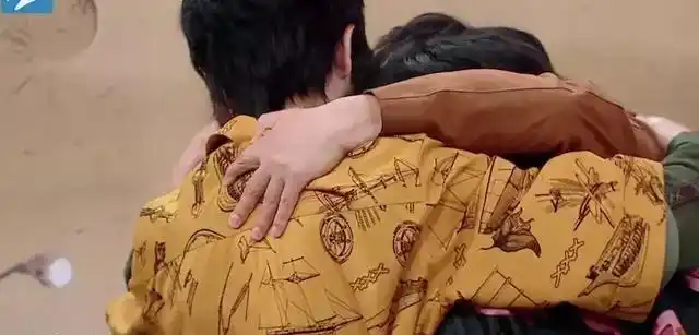 华晨宇抱关晓彤一开始犹豫了下网友酸溜溜的