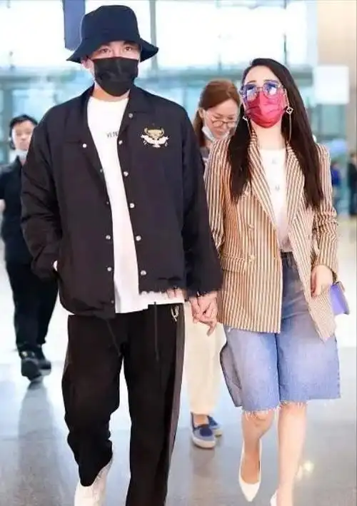 伊能静携小10岁老公亮相!"裤子当裙子穿",配西装却意外很新潮