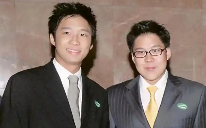 霍启刚霍启山看村超比赛被偶遇,弟弟成哥控,40岁化身爱笑大男孩