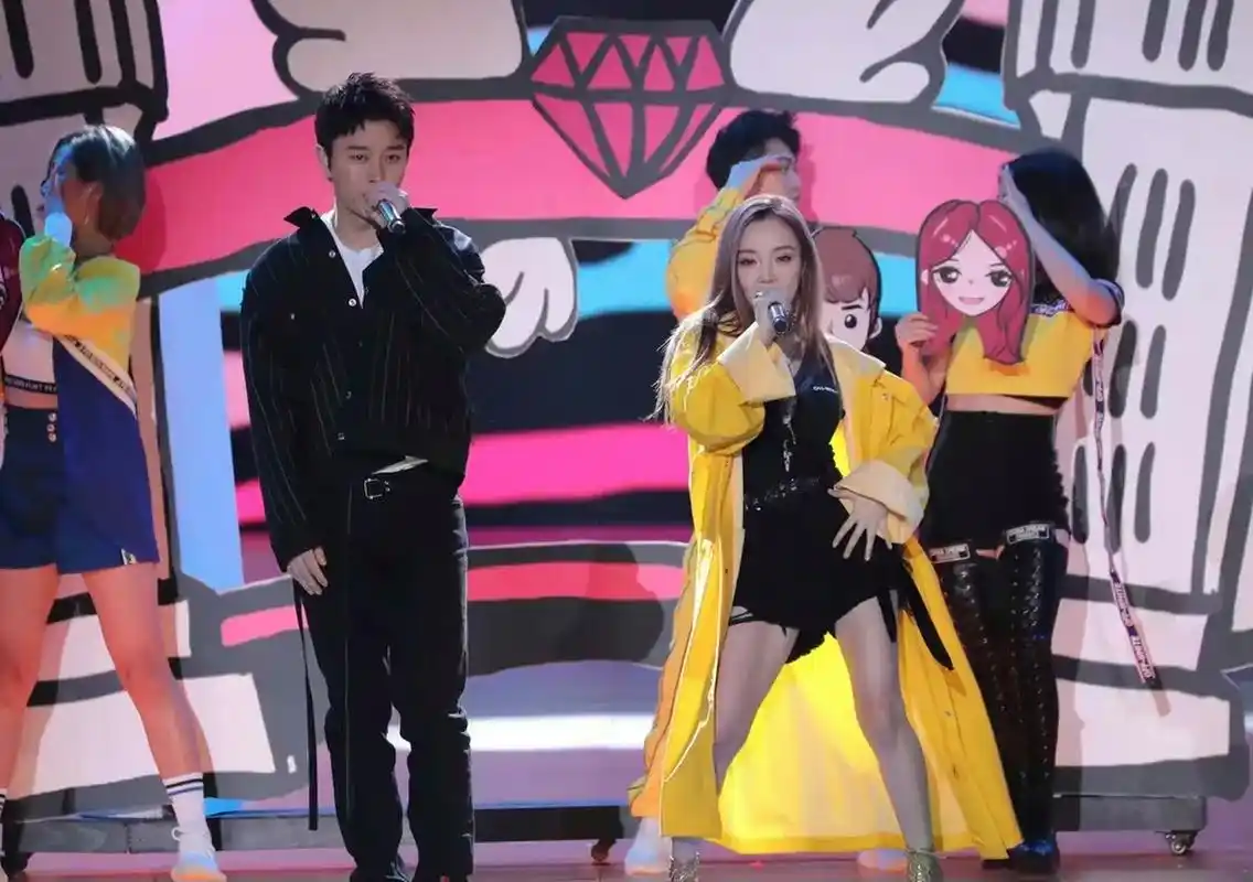 贾乃亮李小璐离婚前最后一次同台,那时的两人早已同床异梦了吧.