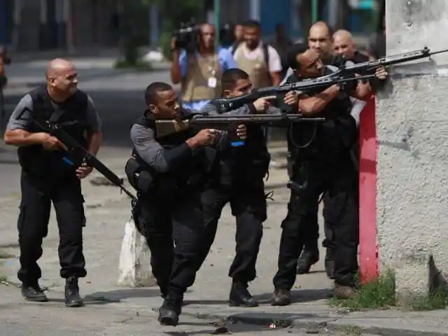 这群悍匪胆大包天进攻矿山金库最终结果如何