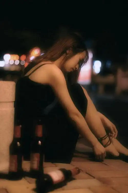 这座城市的夜晚很孤独一个人一瓶酒便又是一天出镜宋宋