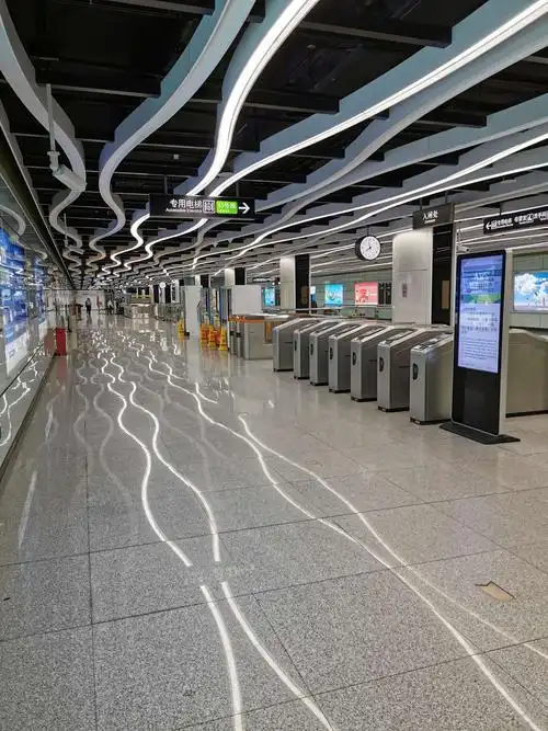 回广州啦,13号地铁站的内部装修还是蛮漂亮的吧.