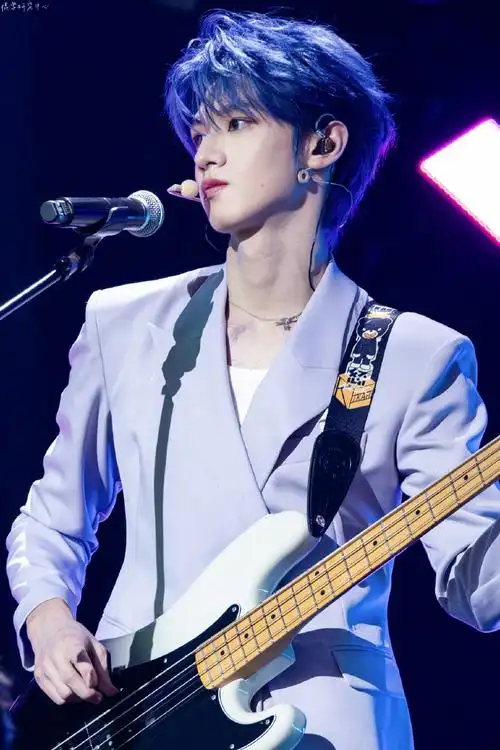 唉 虽然众所周知但是还是想说@tf家族-朱志鑫你侧脸真的太神作了.