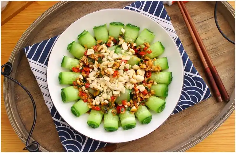 三,凉拌黄瓜刮皮刀从黄瓜的一端刮向另一端,稍微用力一点,使黄瓜条