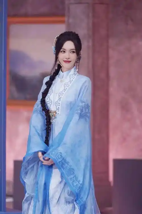唐嫣一袭青衣古装渲染古典之雅 宛若画中美人_造型_照片_风韵
