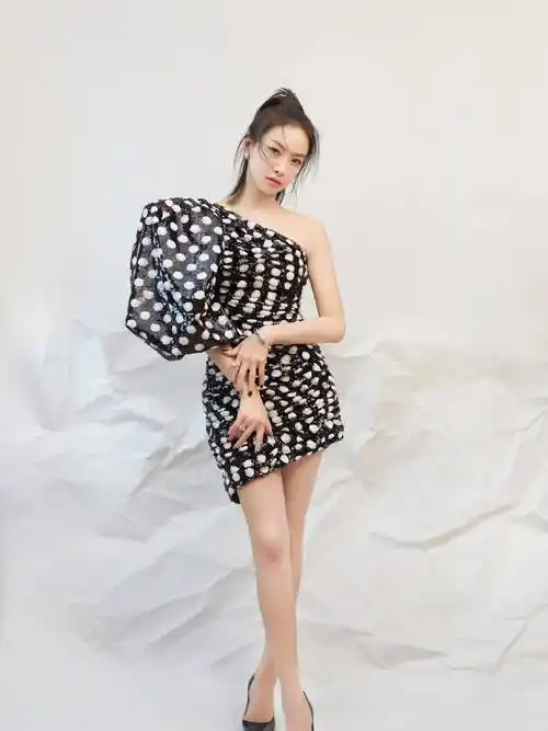 33岁宋茜身材真时尚,罕见雏菊紧身裙上节目,这腰臀女团小花少见