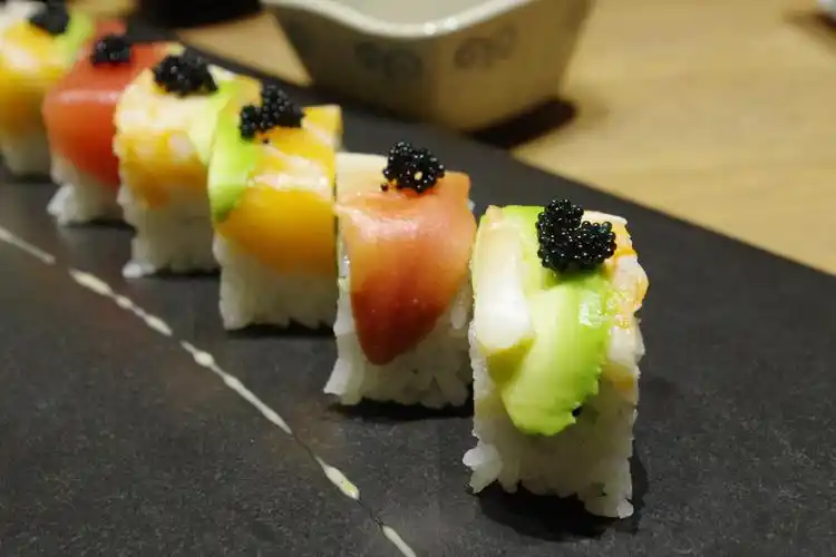 例如此次的三文鱼牛油果卷就十分艳,口感层次层层递进,牛油果本身无味