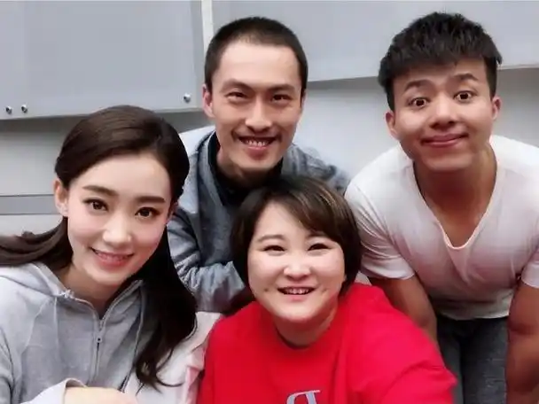 而贾玲瘦下来后的第一个 cp 对象竟然是张小斐,两人从籍籍无名互相