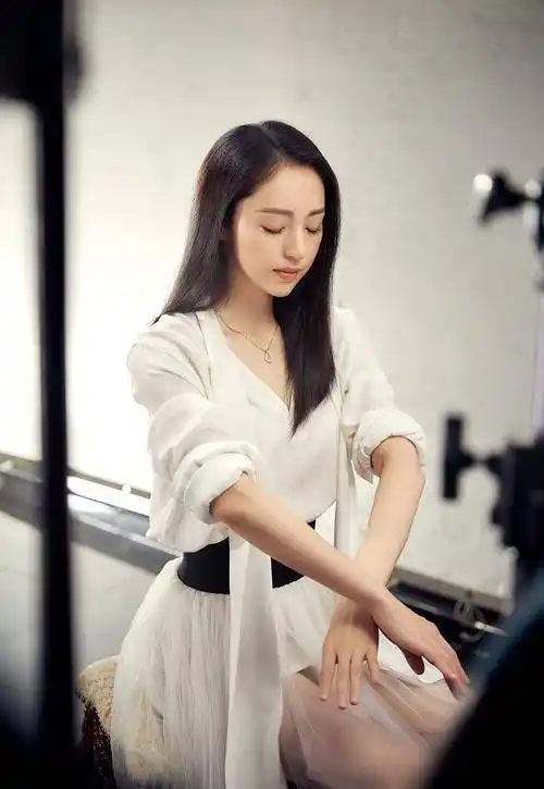 董璇虽然穿搭随意却很清纯,头扎丸子头搭配框镜,像是一个学生妹