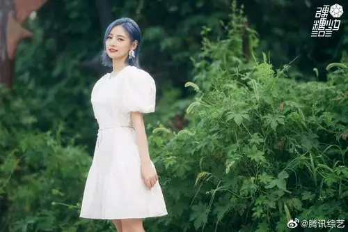 森林公主硬糖少女303赵粤最新定妆照蓝色编发展现温柔气质