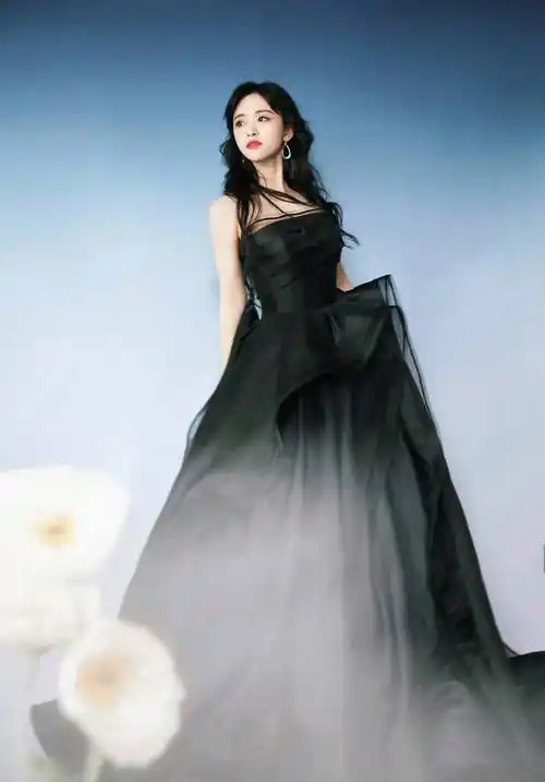 盘点一波"微博之夜"女明星之黑色礼服造型,你pick谁?_时尚_风格_身材