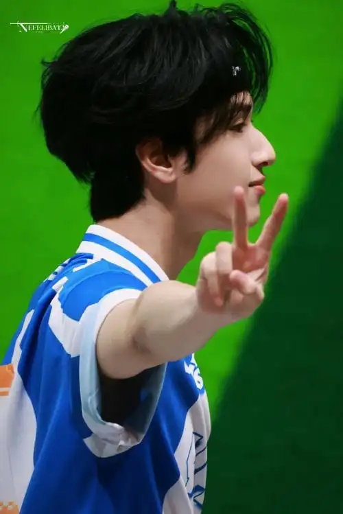 严浩翔照片#这个世界美好的事情不多,立秋傍晚河对岸吹来的风,和笑