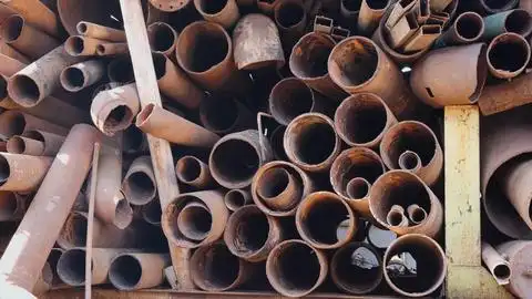 废品堆放场里生锈的金属管