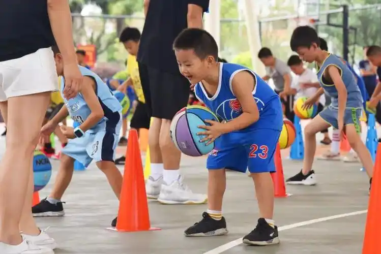 七彩课堂篮球课成台山爆款科目近50名小朋友都玩疯了