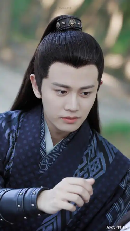 看完任嘉伦这些照片,又想重刷一遍《锦衣之下》了!