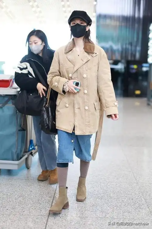 街拍钟楚曦棕色排扣短大衣牛仔半裙麂皮短靴帅气带感