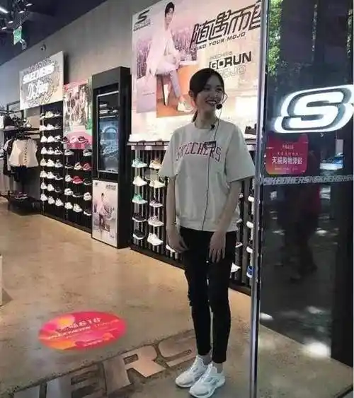 路人镜头下的女明星有多瘦她瘦得像一块平板baby瘦出排骨胸