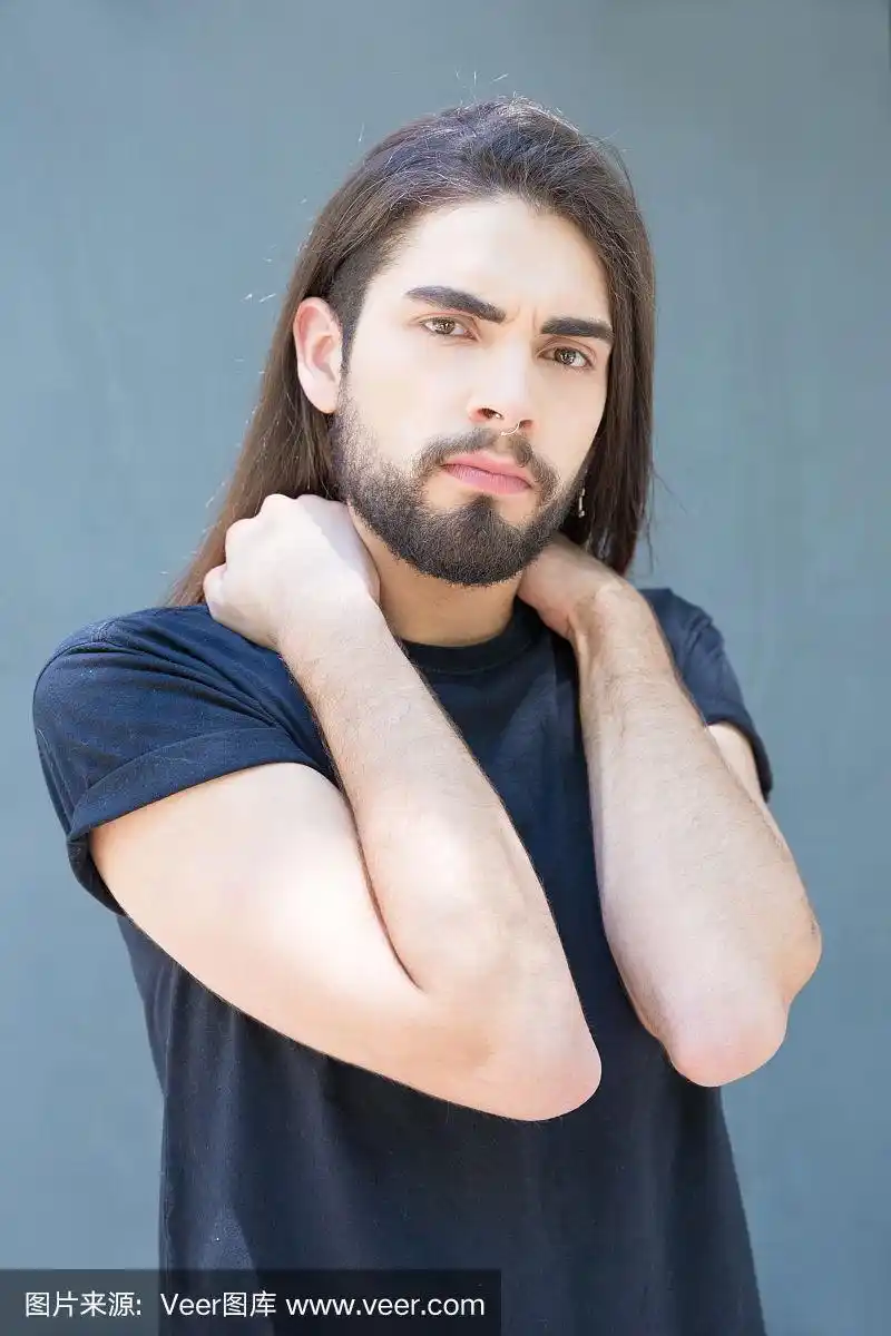 留长发的大胡子男人在户外摆造型.