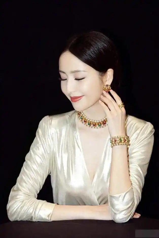 佟丽娅在秀场好会穿穿深v连衣裙开高叉会跳舞的人身材都不差