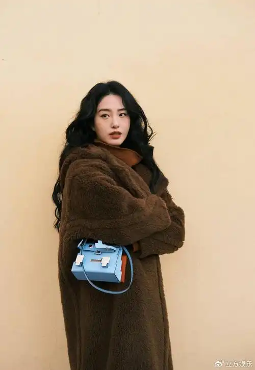 杨采钰穿棕色大衣时尚靓丽 梨涡浅笑甜美大方