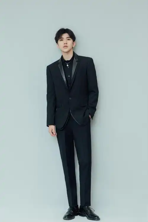 「消息」蔡徐坤北京国际电影节造型照公开 五官英气的风华正茂少年郎!