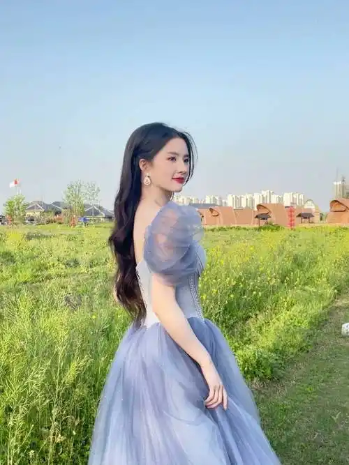 女星刘些宁晒长裙写真,侧颜像刘亦菲,出道6年气质不输给大明星_照片