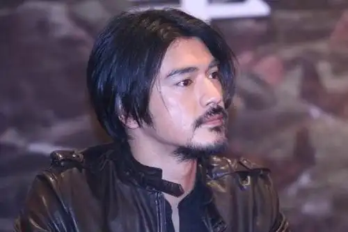 图注中分的长发长长的胡须曾经那位英俊的金城武如今也开始了