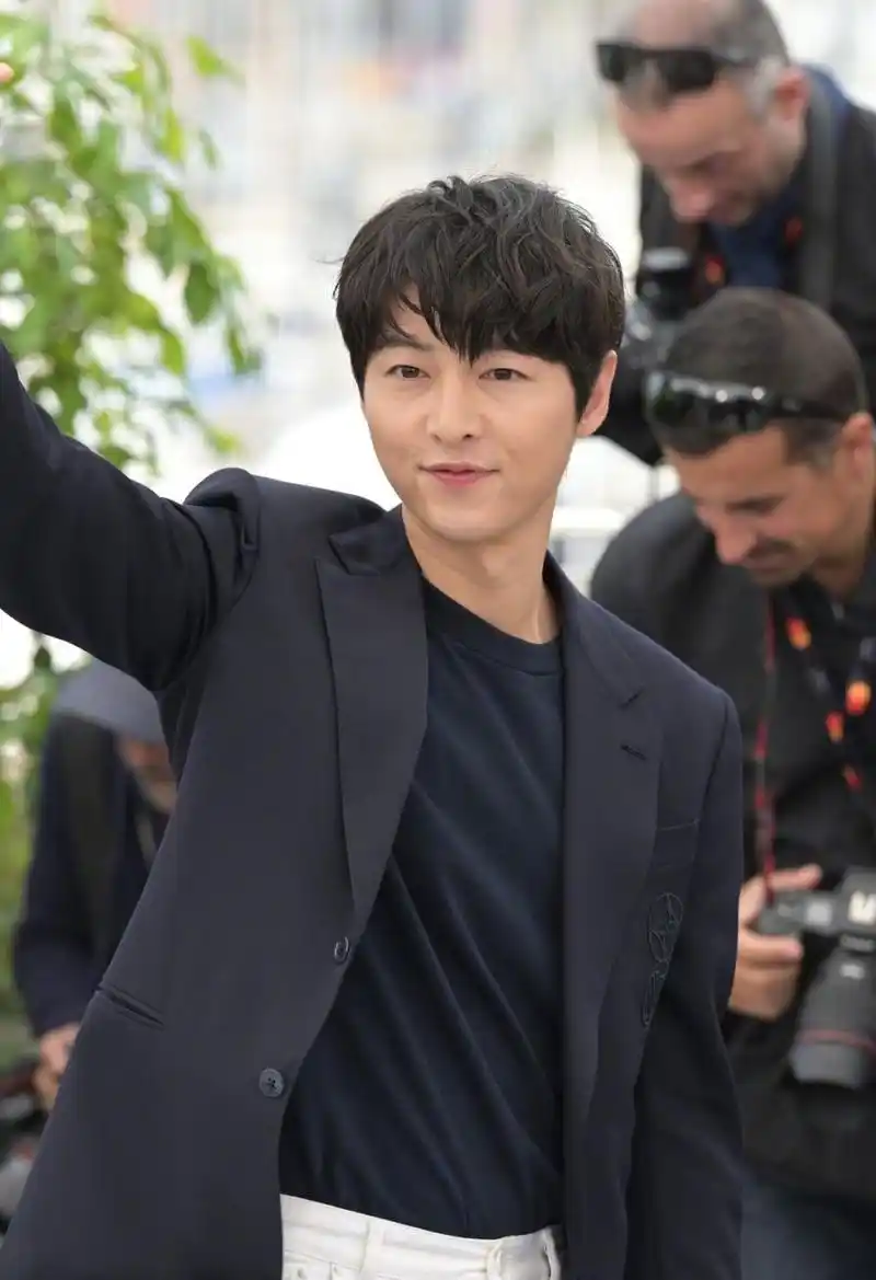 宋仲基戛纳photocall最新生图来啦,黑西装外套搭配白色修身长裤,正式